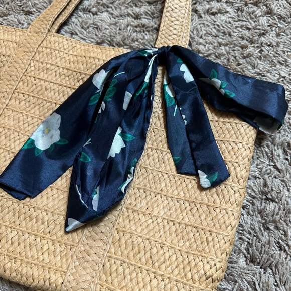 NWOT Draper James Everyday Straw Tote Bag with Navy Floral Bandanna - Picture 5 of 10